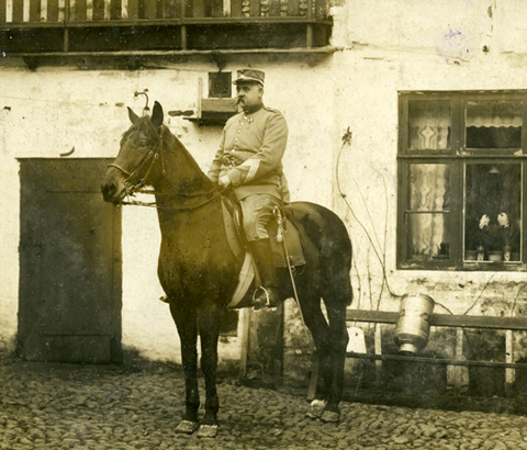 Peter Madsen Kjær zu Pferd, als es den Unteroffizieren endlich wieder gestattet wurde, Reitpferde anstelle von Isländern einzusetzen.Foto: Skodborg Hjemstavnsforening og Arkiv.